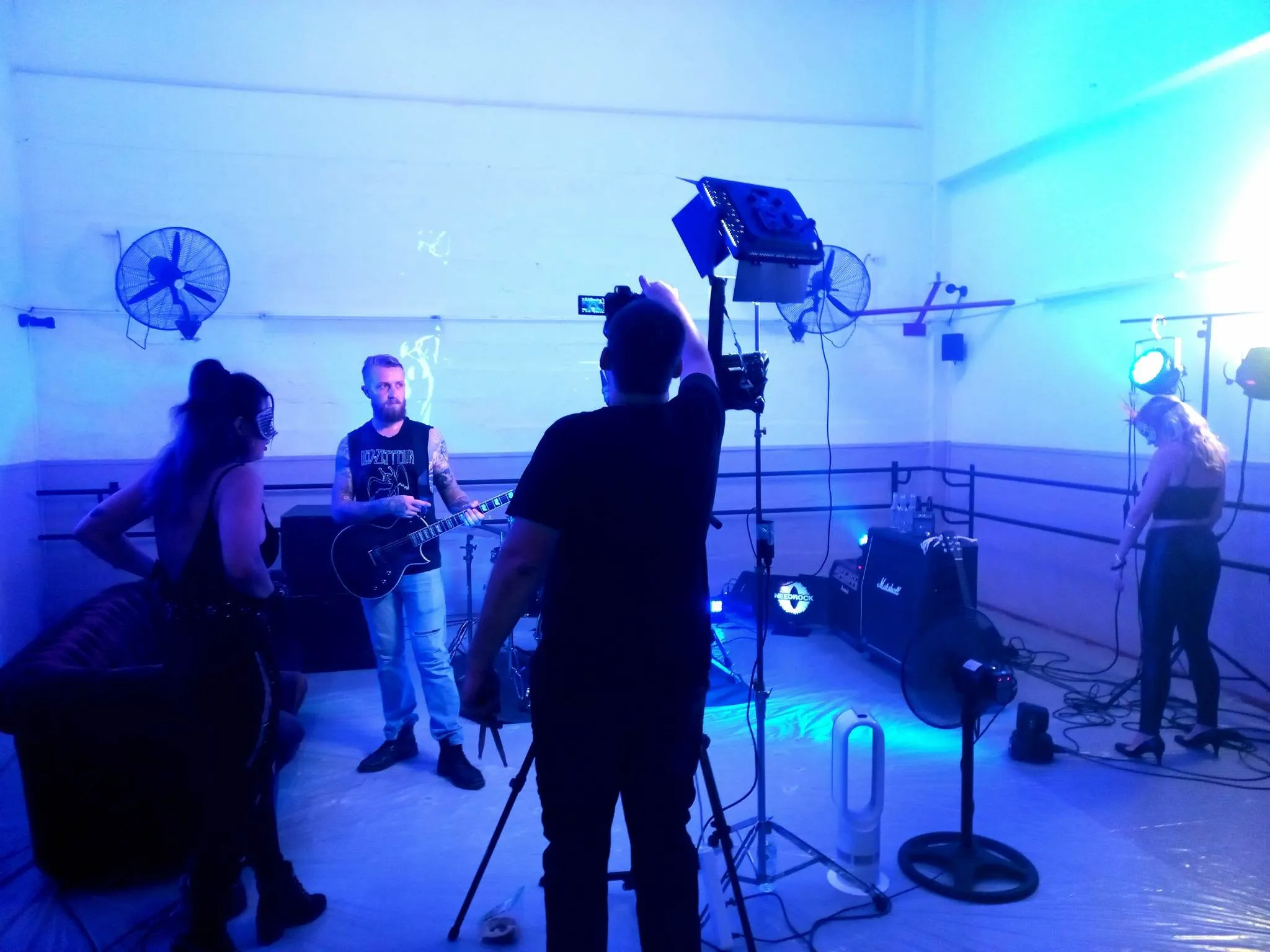 Shooting et tournage en studio avec éclairages bleus